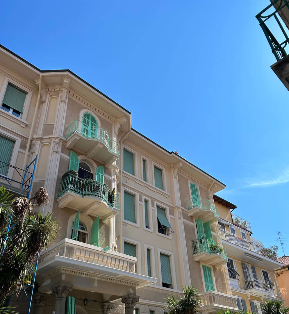 Facciata condominio Sanremo IM – n.2 – restauro serramenti in legno