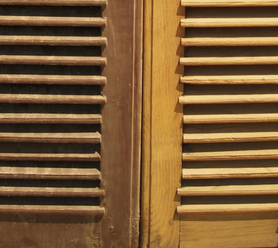 Sverniciatura serramenti in legno – laboratorio fase 1 Sverniciatura serramenti in legno – laboratorio fase 1